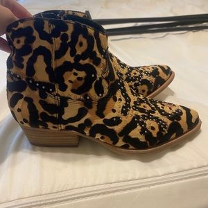 Gianni Bini cheetah booties